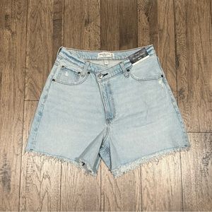 NWT Abercrombie & Fitch High rise curve love dad short, size 28